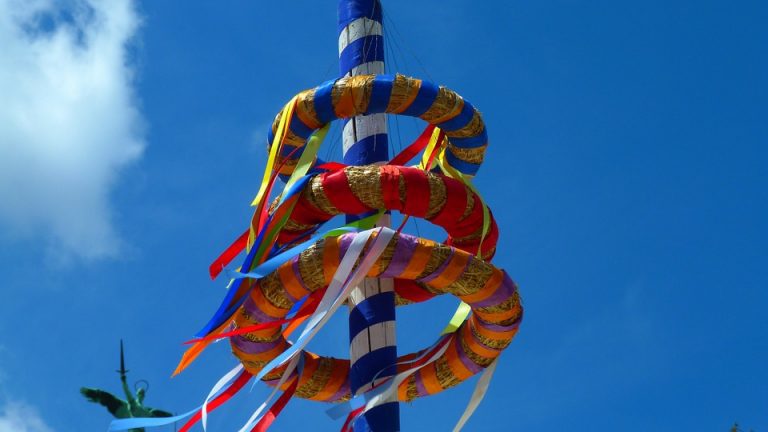 Der 1. Mai - Traditionen und Bräuche: Tanz in den Mai